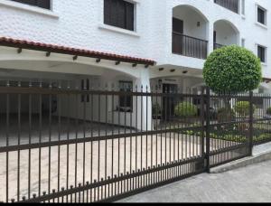 Apto com 1 suíte a 30 mts da Praia do Tombo Guarujá