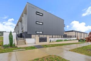 Stylish 2-Bed Townhouse with Balcony