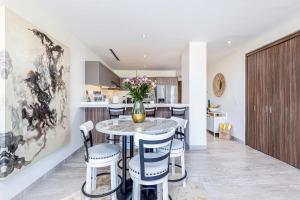 Cabo Penthouse Rooftop Pool Walk to Marina