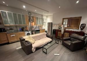 Large Studio flat in Kensington