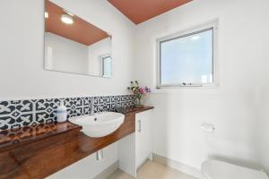 Blossoms on the Bay - 4 Bedrooms