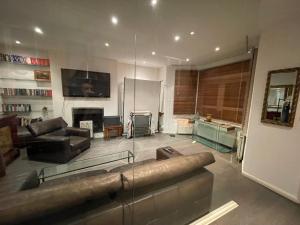 Large Studio flat in Kensington
