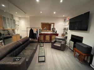 Large Studio flat in Kensington