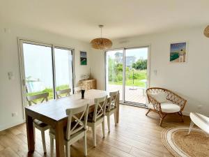 Maisons de vacances Maison Neuve et Spacieuse Pres du Port Tudy - FR-1-813-25 : photos des chambres