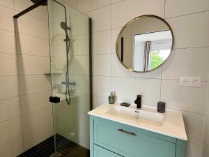 Maisons de vacances Maison Neuve et Spacieuse Pres du Port Tudy - FR-1-813-25 : photos des chambres