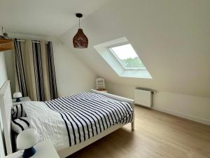 Maisons de vacances Maison Neuve et Spacieuse Pres du Port Tudy - FR-1-813-25 : photos des chambres