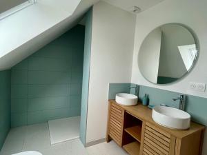 Maisons de vacances Maison Neuve et Spacieuse Pres du Port Tudy - FR-1-813-25 : photos des chambres