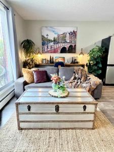 Stylish Downtown Condo near Rogers Place l Parking, Pool, Gym, Balcony & Kitchen