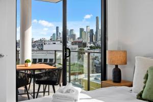 Spacious Apt with Stunning City Views and Car Park!