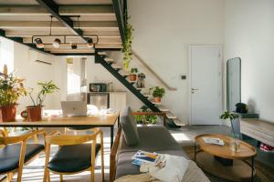 ANYA Premier Apartments-City View with Big Balcony-Free Laundry