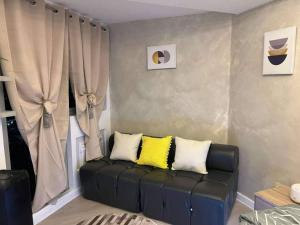 Azure Homestay with PS4, near Malls and City View