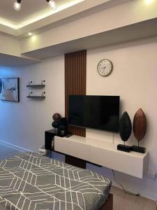 Azure Homestay with Pool near Malls and City View
