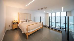 Yeosu Cave Pool Villa