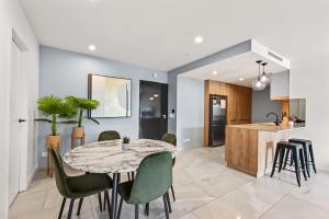 Luxe Newstead Pad with 65-inch TV, Balcony, Pool and Gym