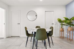 Luxe Newstead Pad with 65-inch TV, Balcony, Pool and Gym