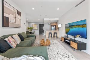 Luxe Newstead Pad with 65-inch TV, Balcony, Pool and Gym