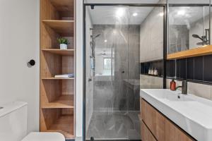 Luxe Newstead Pad with 65-inch TV, Balcony, Pool and Gym