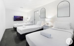 5 Bedroom Executive Sub Penthouse in the heart of Surfers with full ocean views - Sleeps 12 - Circle on Cavill AMAZING!!