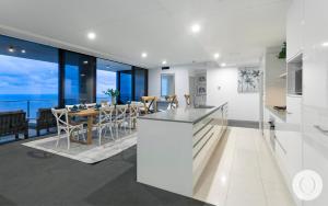 5 Bedroom Executive Sub Penthouse in the heart of Surfers with full ocean views - Sleeps 12 - Circle on Cavill AMAZING!!