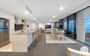 5 Bedroom Executive Sub Penthouse in the heart of Surfers with full ocean views - Sleeps 12 - Circle on Cavill AMAZING!!