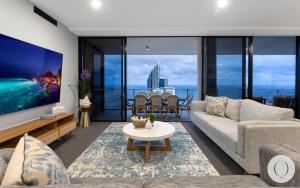 5 Bedroom Executive Sub Penthouse in the heart of Surfers with full ocean views - Sleeps 12 - Circle on Cavill AMAZING!!