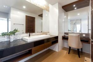 C178 The Regent 2BR Retreat-Walk to Cafés & Beach