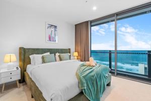 The Panorama - 180 degrees of Ocean View 27Floor 3BR in Broadbeach with Parking and Pool