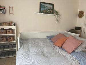 Beautiful studio terrace with Esparron lake view 4 people