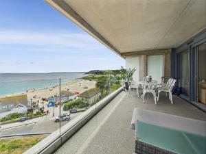 Luxury 3-bed apartment, with direct beach access, free parking & sea views !