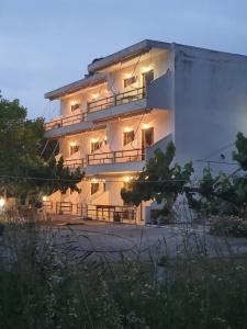 Lou Apartments & Hostel