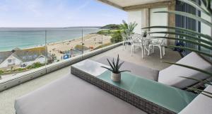 Luxury 3-bed apartment, with direct beach access, free parking & sea views ! - 4hvězdičkové hotely ve městě Falmouth