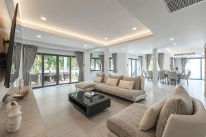 V192 Brand New Golf side 5BR Villa with Private Pool