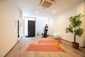 Leisure Stay Osaka USJ, 10min Universal Studio Japan, 11min to Namba and Shinsaibashi, 147m2 for 10ppl, Whole House Rental, Family kids friendly, 25m2 roof balcony, Gym&Yoga