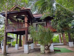 Wooden house with shared pool, 100m from the beach