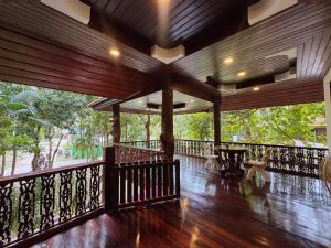 Wooden house with shared pool, 100m from the beach