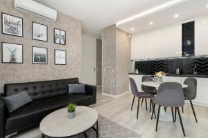 Hallera Chic Apartment for 4 Guests with Balcony & Parking Gdańsk by Noclegi Renters