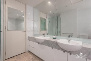 Platinum Luxury Stays The Grande Large 4 BRM 3 Bath Apt