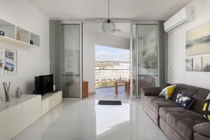 Spacious 3BD Apartment with Country Views & Large Front Terrace with Outside Furniture