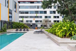 Chic 1 Bed Inner-City Retreat with Pool and Views