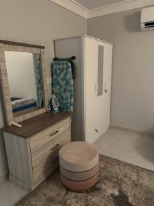 شقة حديثة تقع بالقرب من البوليفارد والاماكن التجارية والسياحية خلف الهارتيز والغنيم اسكوير