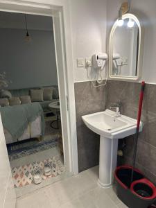 شقة حديثة تقع بالقرب من البوليفارد والاماكن التجارية والسياحية خلف الهارتيز والغنيم اسكوير