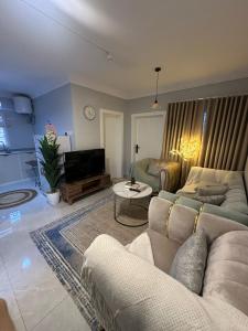 شقة حديثة تقع بالقرب من البوليفارد والاماكن التجارية والسياحية خلف الهارتيز والغنيم اسكوير