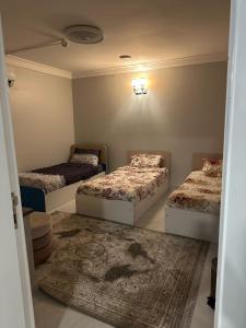 شقة حديثة تقع بالقرب من البوليفارد والاماكن التجارية والسياحية خلف الهارتيز والغنيم اسكوير