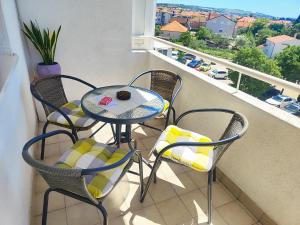 Laras Apartment - Spacious Island View Free Parking
