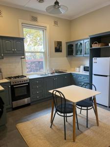 Executive Cottage, Luxe 1930s Stay in the Heart