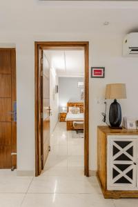 Golf Greens - 4 Bedroom Ground Floor Apartment with Private Garden, South Delhi