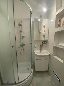 ALEXSANDR apartment в доме с ТРЦ РОДОС море в пешей доступности