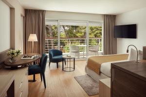 Superior Double Room with Balcony - Park Side room in Hotel Bellevue