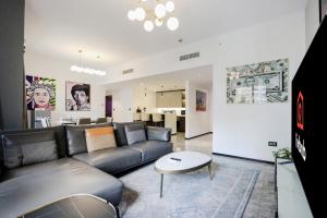 Livbnb-Upgraded 3BR plus Maids Room, near Five Lux