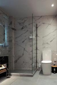 Big London Apartment in Piraeus